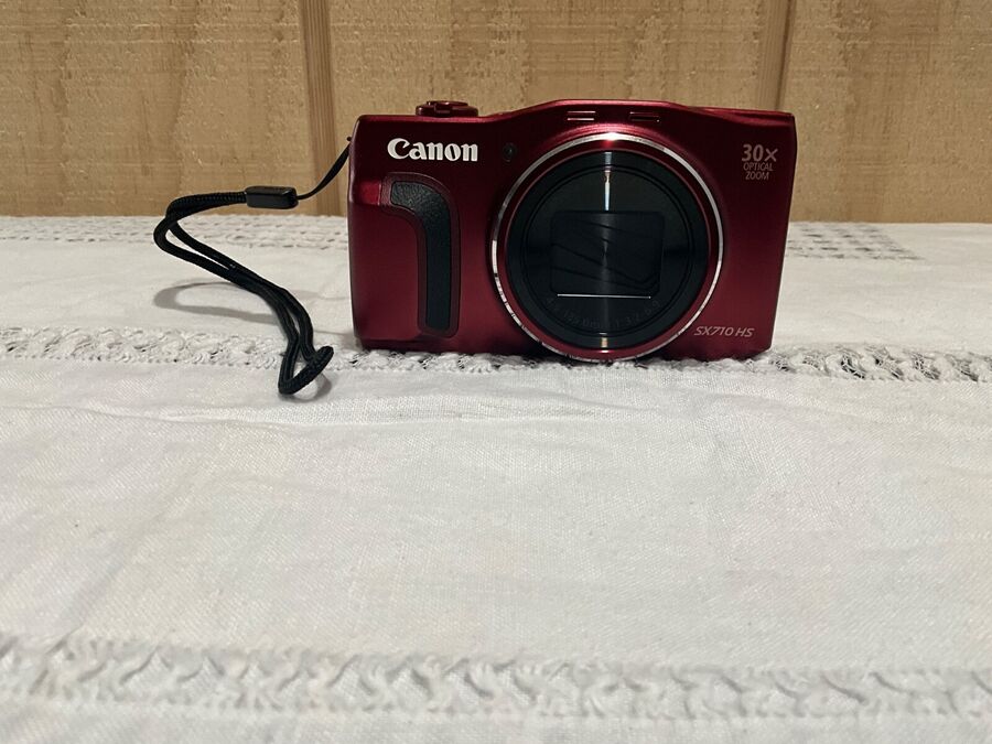 Near Mint Canon PowerShot SX710HS Wi-Fi Camera 20.3MP 30X Optical Zoom Red